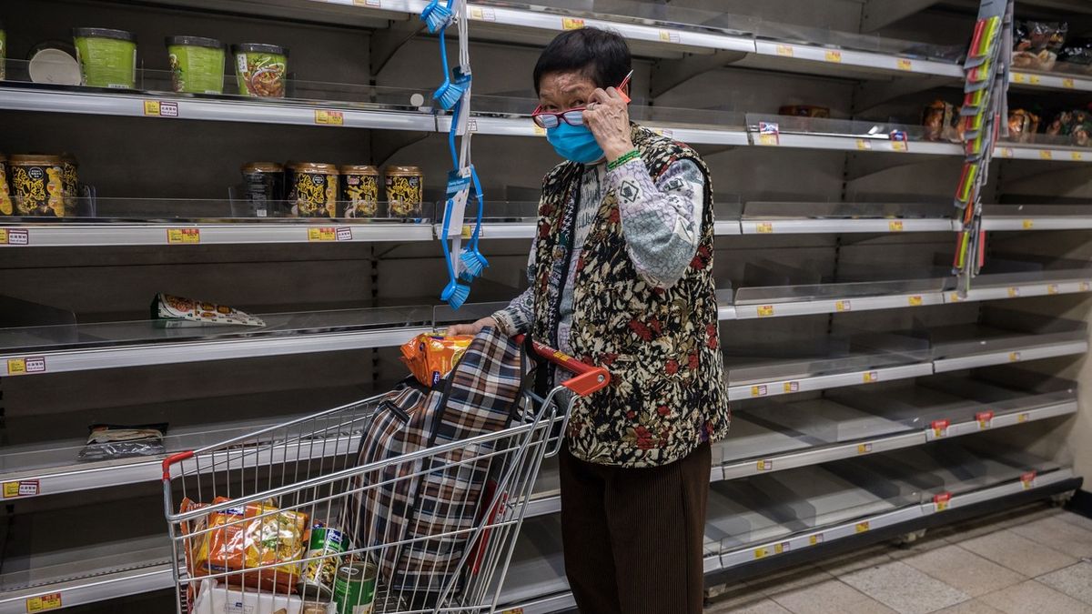 Fotky: Prázdné regály a strach. Kvůli covidu vyrostl v Hongkongu obří lazaret